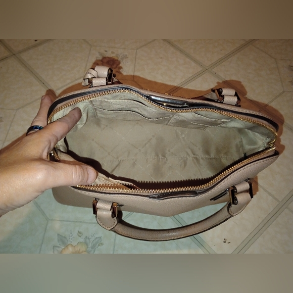 Michael kors Veronica Medium Saffiano Leather Dome Satchel with Matching Wallet - Picture 10 of 16